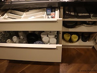 Inhoud kasten bestaande uit o.a. kopjes, glazen, theedoeken & bestek - afbeelding 1 van  5