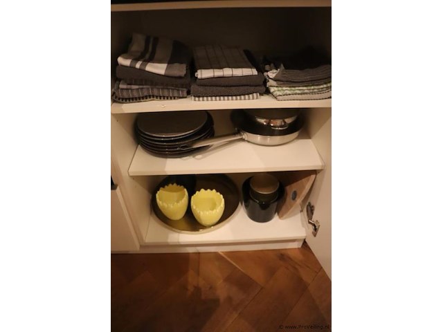 Inhoud kasten bestaande uit o.a. kopjes, glazen, theedoeken & bestek - afbeelding 2 van  5