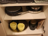 Inhoud kasten bestaande uit o.a. kopjes, glazen, theedoeken & bestek - afbeelding 2 van  5