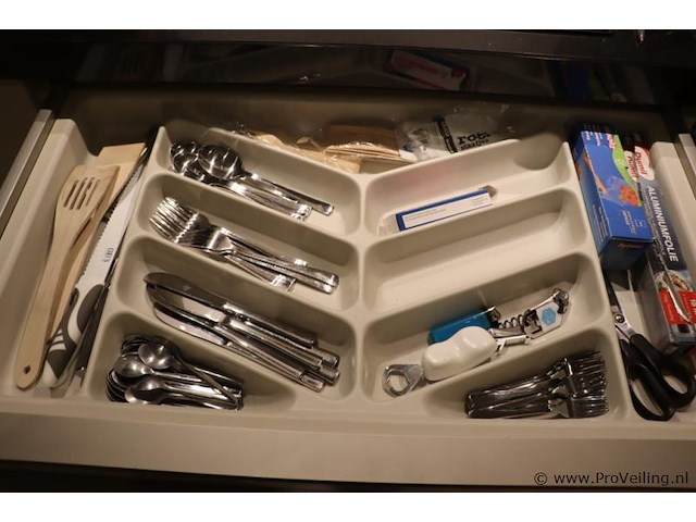 Inhoud kasten bestaande uit o.a. kopjes, glazen, theedoeken & bestek - afbeelding 3 van  5