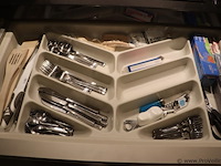 Inhoud kasten bestaande uit o.a. kopjes, glazen, theedoeken & bestek - afbeelding 3 van  5