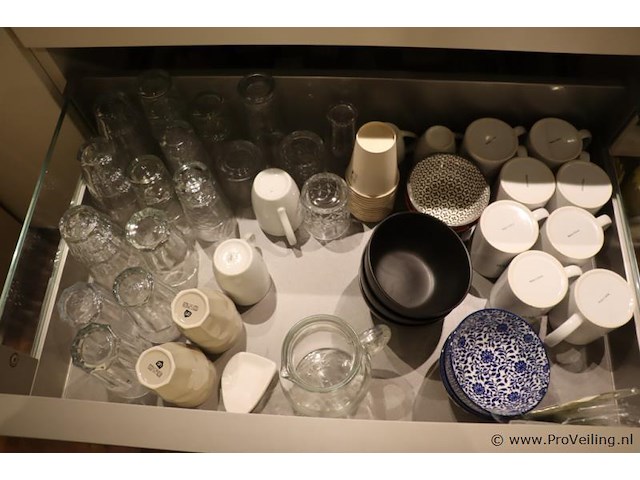 Inhoud kasten bestaande uit o.a. kopjes, glazen, theedoeken & bestek - afbeelding 4 van  5