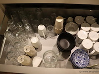 Inhoud kasten bestaande uit o.a. kopjes, glazen, theedoeken & bestek - afbeelding 4 van  5