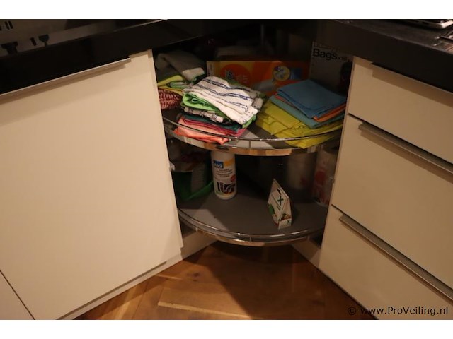 Inhoud kasten bestaande uit o.a. kopjes, glazen, theedoeken & bestek - afbeelding 5 van  5