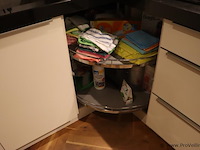 Inhoud kasten bestaande uit o.a. kopjes, glazen, theedoeken & bestek - afbeelding 5 van  5