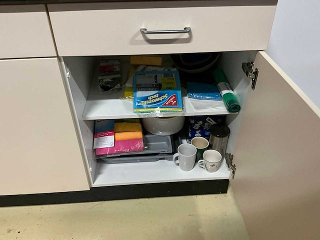 Inhoud keuken met losse keukenapparatuur - afbeelding 7 van  17