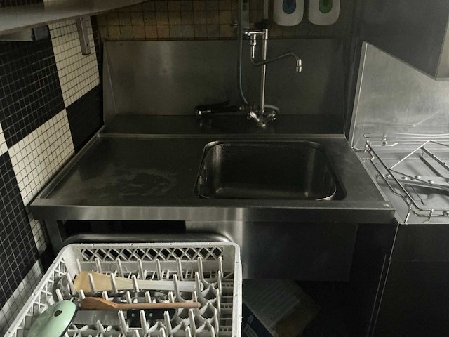 Inhoud keuken restaurant (1e etage) - afbeelding 3 van  45