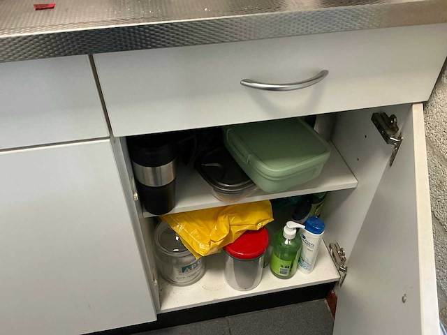 Inhoud keuken. - afbeelding 15 van  16
