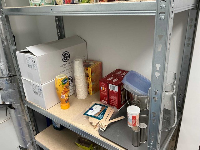 Inhoud keukenblok en 2 voorraadkasten - afbeelding 2 van  18