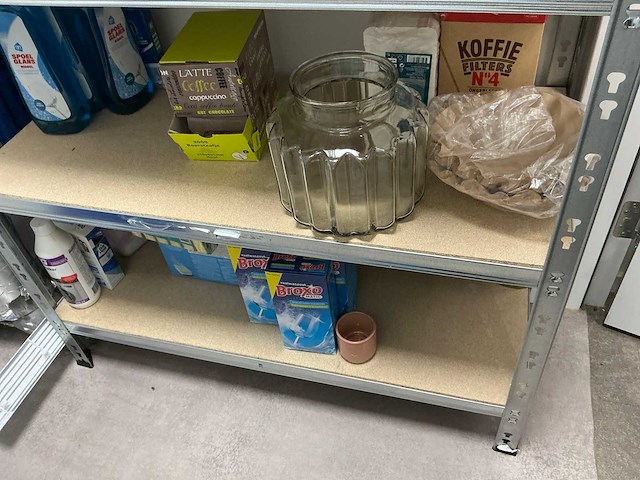 Inhoud keukenblok en 2 voorraadkasten - afbeelding 3 van  18