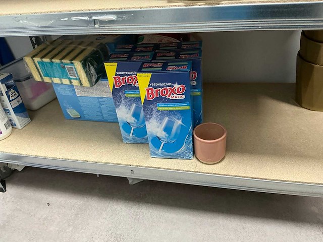 Inhoud keukenblok en 2 voorraadkasten - afbeelding 4 van  18