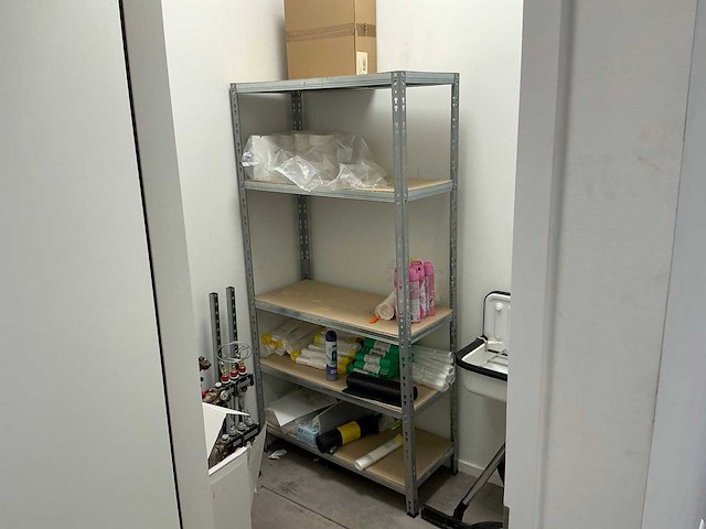 Inhoud keukenblok en 2 voorraadkasten - afbeelding 8 van  18