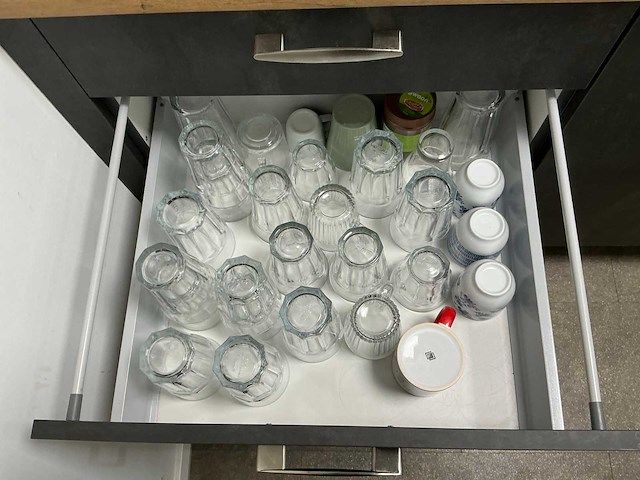 Inhoud keukenblok en 2 voorraadkasten - afbeelding 13 van  18