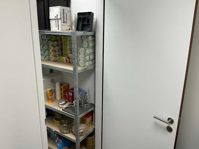 Inhoud keukenblok en 2 voorraadkasten - afbeelding 16 van  18