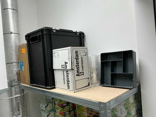 Inhoud keukenblok en 2 voorraadkasten - afbeelding 17 van  18