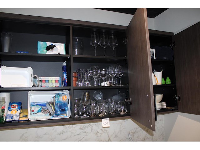 Inhoud keukenblok w.o. glaswerk, borden en schalen. - afbeelding 1 van  4