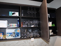 Inhoud keukenblok w.o. glaswerk, borden en schalen.