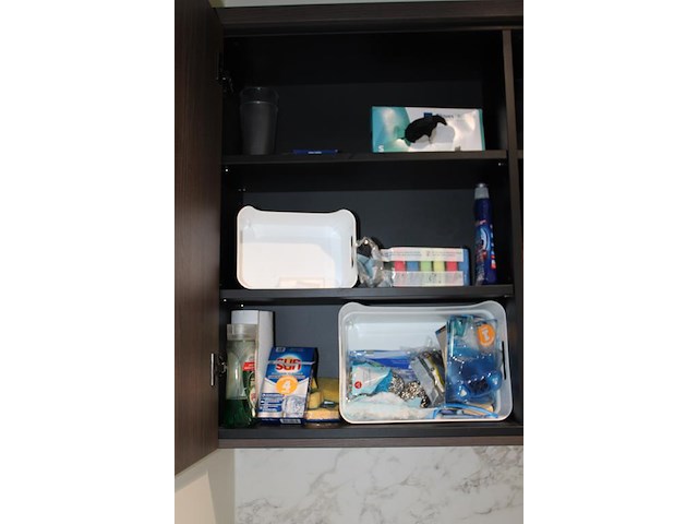 Inhoud keukenblok w.o. glaswerk, borden en schalen. - afbeelding 2 van  4