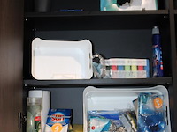 Inhoud keukenblok w.o. glaswerk, borden en schalen. - afbeelding 2 van  4