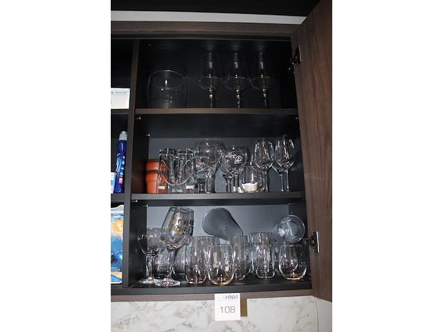 Inhoud keukenblok w.o. glaswerk, borden en schalen. - afbeelding 3 van  4