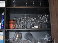 Inhoud keukenblok w.o. glaswerk, borden en schalen. - afbeelding 3 van  4