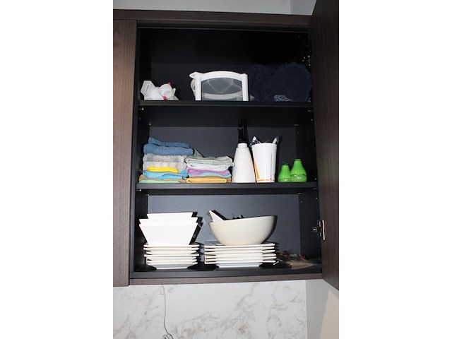 Inhoud keukenblok w.o. glaswerk, borden en schalen. - afbeelding 4 van  4