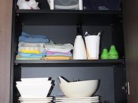 Inhoud keukenblok w.o. glaswerk, borden en schalen. - afbeelding 4 van  4