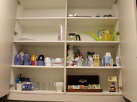 Inhoud keukenblok w.o. kopjes, bekers, thee, doeken en schoonmaakmiddelen. - afbeelding 1 van  5