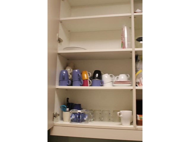 Inhoud keukenblok w.o. kopjes, bekers, thee, doeken en schoonmaakmiddelen. - afbeelding 2 van  5