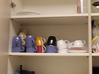 Inhoud keukenblok w.o. kopjes, bekers, thee, doeken en schoonmaakmiddelen. - afbeelding 2 van  5