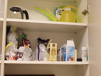 Inhoud keukenblok w.o. kopjes, bekers, thee, doeken en schoonmaakmiddelen. - afbeelding 3 van  5