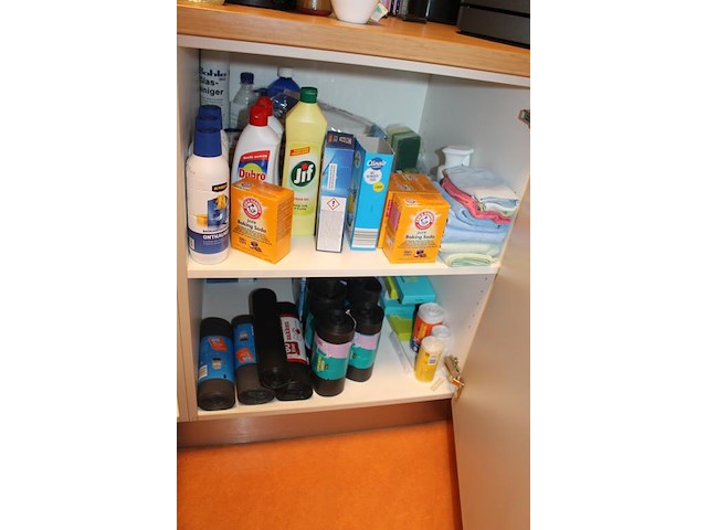 Inhoud keukenblok w.o. kopjes, bekers, thee, doeken en schoonmaakmiddelen. - afbeelding 5 van  5