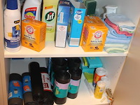 Inhoud keukenblok w.o. kopjes, bekers, thee, doeken en schoonmaakmiddelen. - afbeelding 5 van  5