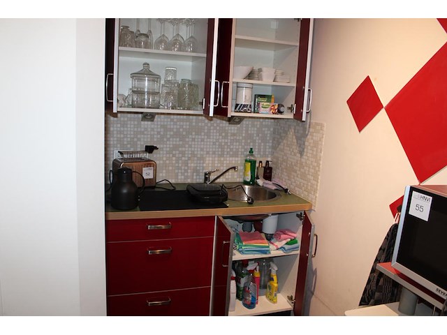Inhoud keukenblok w.o. servies, bestek, tosti-ijzer en enkele schoonmaak producten. - afbeelding 1 van  5