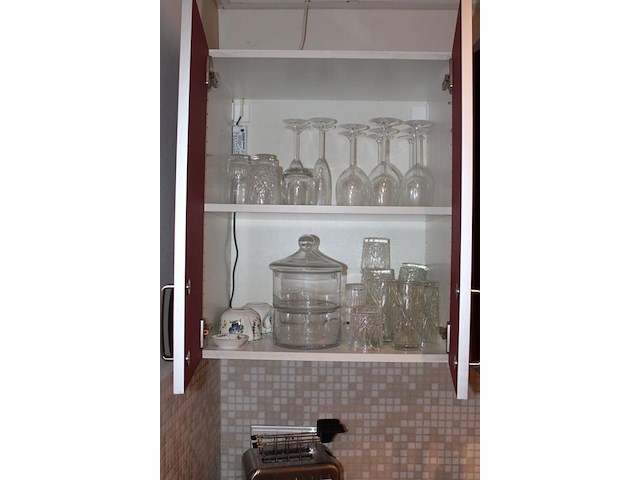 Inhoud keukenblok w.o. servies, bestek, tosti-ijzer en enkele schoonmaak producten. - afbeelding 2 van  5