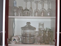 Inhoud keukenblok w.o. servies, bestek, tosti-ijzer en enkele schoonmaak producten. - afbeelding 2 van  5
