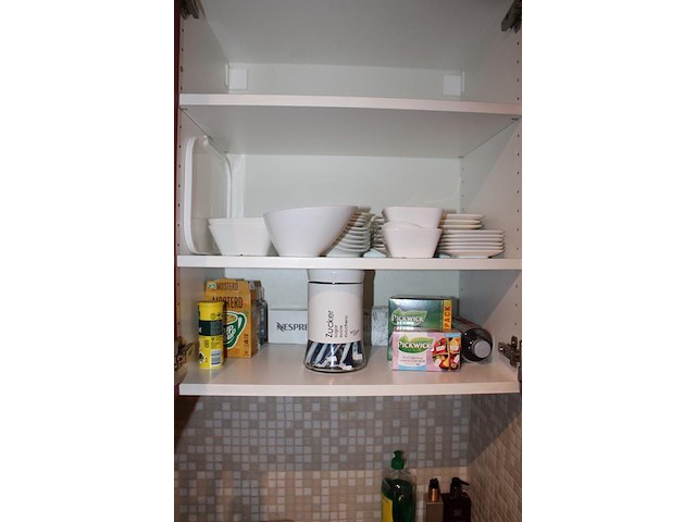 Inhoud keukenblok w.o. servies, bestek, tosti-ijzer en enkele schoonmaak producten. - afbeelding 3 van  5