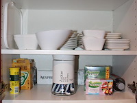Inhoud keukenblok w.o. servies, bestek, tosti-ijzer en enkele schoonmaak producten. - afbeelding 3 van  5