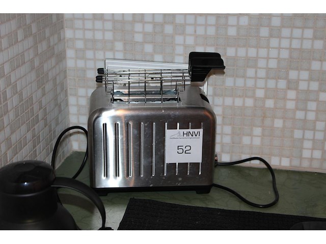 Inhoud keukenblok w.o. servies, bestek, tosti-ijzer en enkele schoonmaak producten. - afbeelding 4 van  5