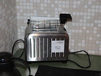 Inhoud keukenblok w.o. servies, bestek, tosti-ijzer en enkele schoonmaak producten. - afbeelding 4 van  5