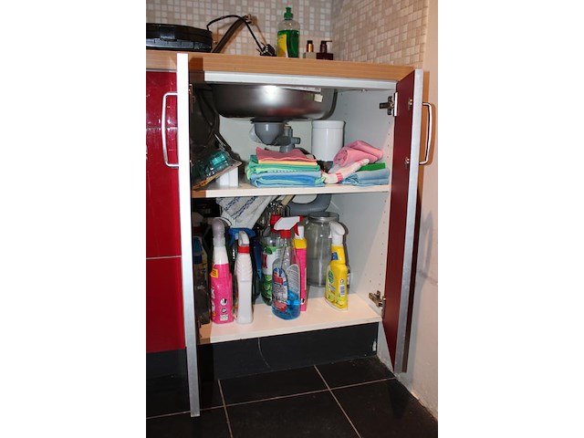 Inhoud keukenblok w.o. servies, bestek, tosti-ijzer en enkele schoonmaak producten. - afbeelding 5 van  5