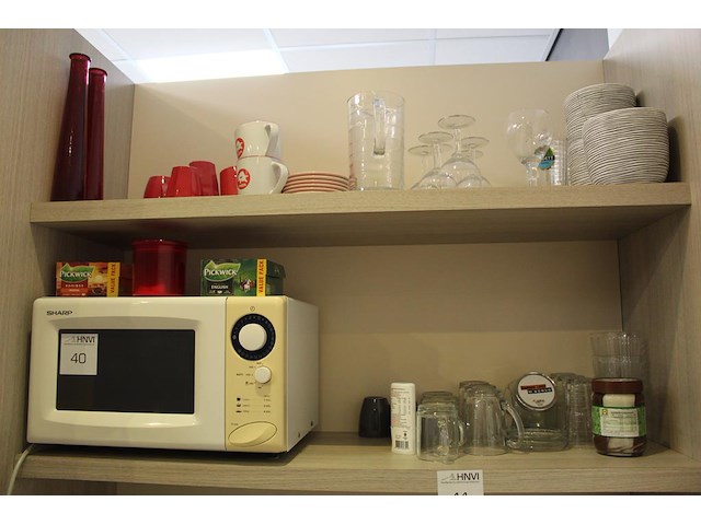 Inhoud keukenkasten w.o. serviesgoed, glaswerk, bestek etc. - afbeelding 1 van  4