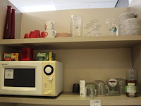 Inhoud keukenkasten w.o. serviesgoed, glaswerk, bestek etc. - afbeelding 1 van  4