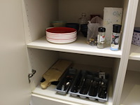 Inhoud keukenkasten w.o. serviesgoed, glaswerk, bestek etc. - afbeelding 2 van  4