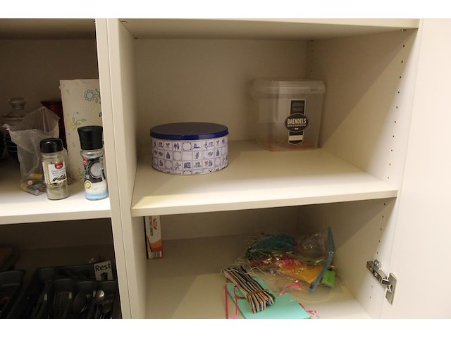 Inhoud keukenkasten w.o. serviesgoed, glaswerk, bestek etc. - afbeelding 3 van  4