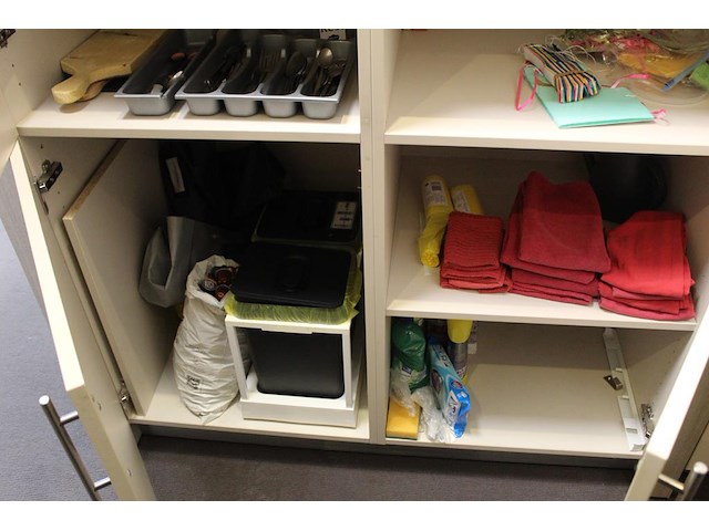 Inhoud keukenkasten w.o. serviesgoed, glaswerk, bestek etc. - afbeelding 4 van  4