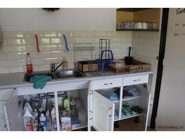 Inhoud keukenkastjes bestaande uit o.a. schoonmaakdoekjes, afwassponsjes, taartdoos, koffiebekers, snijplanken, borden & schalen - afbeelding 1 van  8