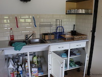 Inhoud keukenkastjes bestaande uit o.a. schoonmaakdoekjes, afwassponsjes, taartdoos, koffiebekers, snijplanken, borden & schalen - afbeelding 1 van  8