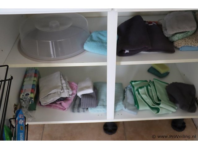 Inhoud keukenkastjes bestaande uit o.a. schoonmaakdoekjes, afwassponsjes, taartdoos, koffiebekers, snijplanken, borden & schalen - afbeelding 2 van  8