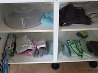 Inhoud keukenkastjes bestaande uit o.a. schoonmaakdoekjes, afwassponsjes, taartdoos, koffiebekers, snijplanken, borden & schalen - afbeelding 2 van  8